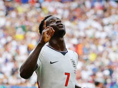Inglaterra segura reação da França e garante 3º lugar com goleada histórica