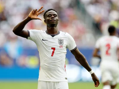 Saka revela "gentileza" de Bellingham em pênalti: "Vai fazer seu hat-trick"