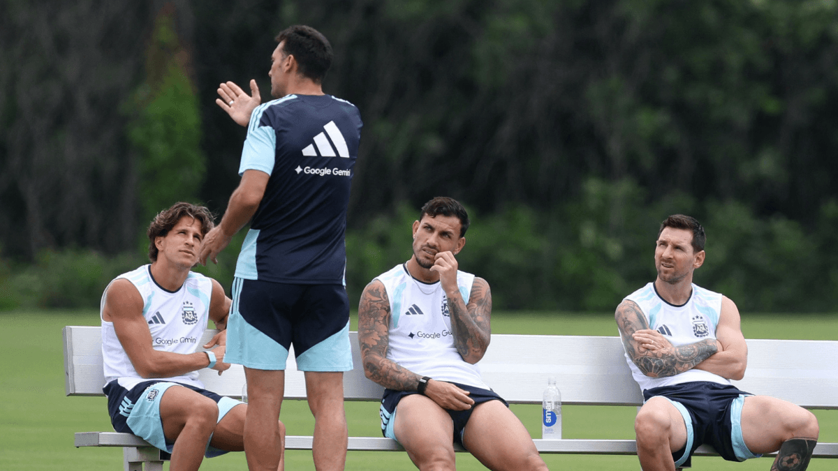 Scaloni com Simeone, Paredes e Messi durante treino para jogos da Copa do Mundo | Foto: Reuters