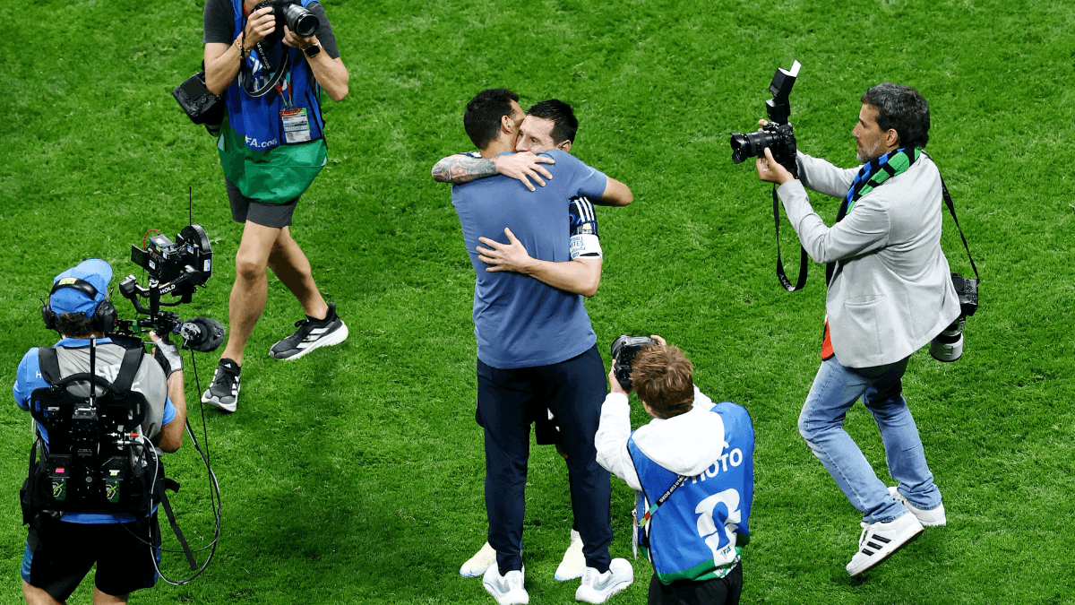 Scaloni e Messi após jogo da Argentina na Copa do Mundo | Foto: Reuters