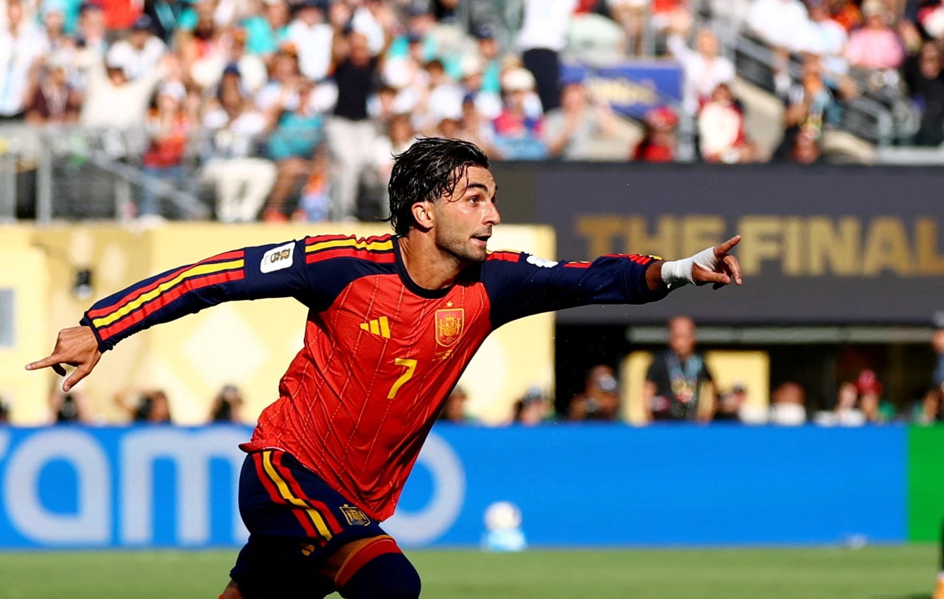 Espanha bicampeã: Ferran Torres é herói da final