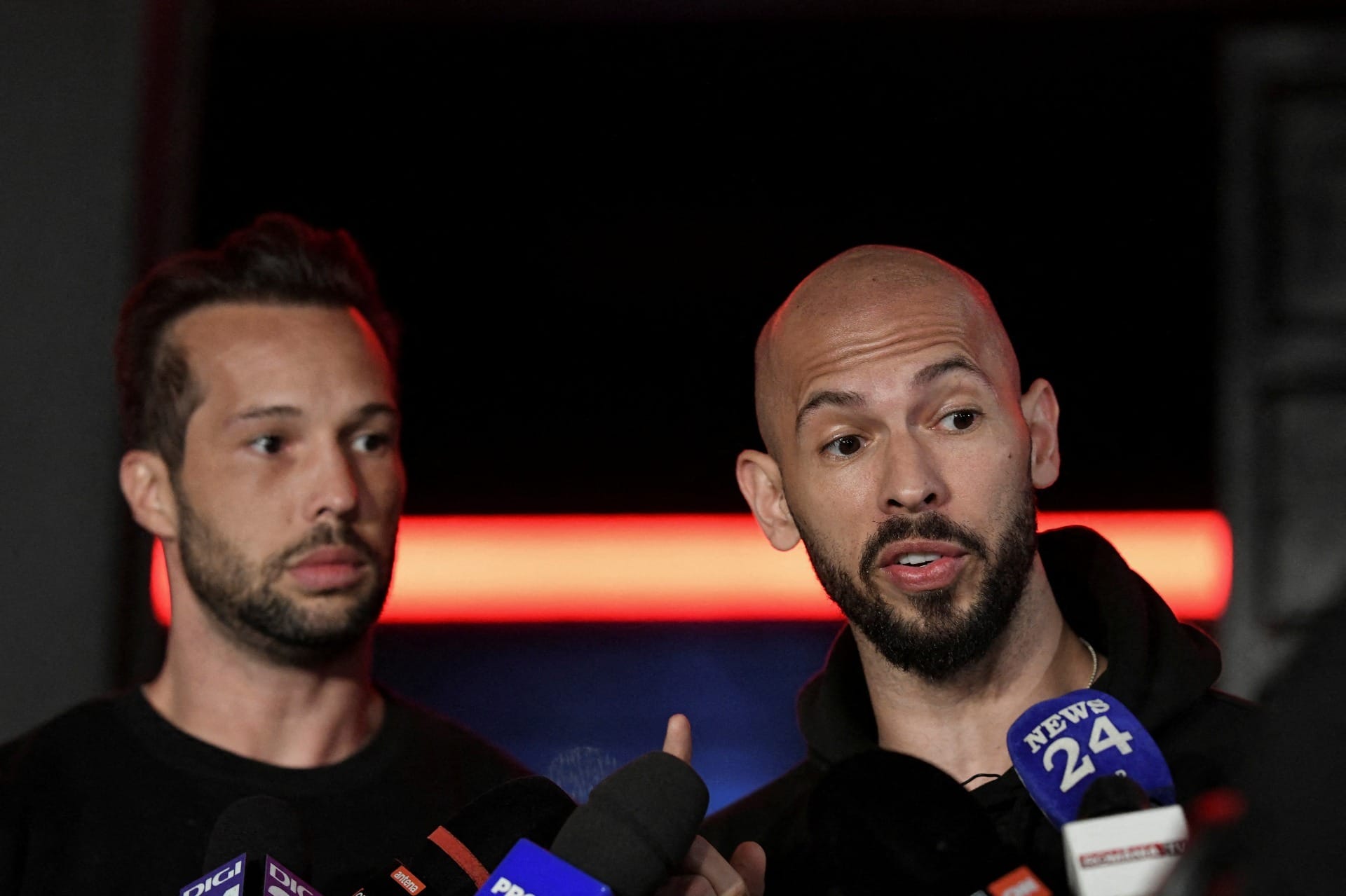 Polícia prende Andrew e Tristan Tate, famosos pró-Trump e ídolos da redpill