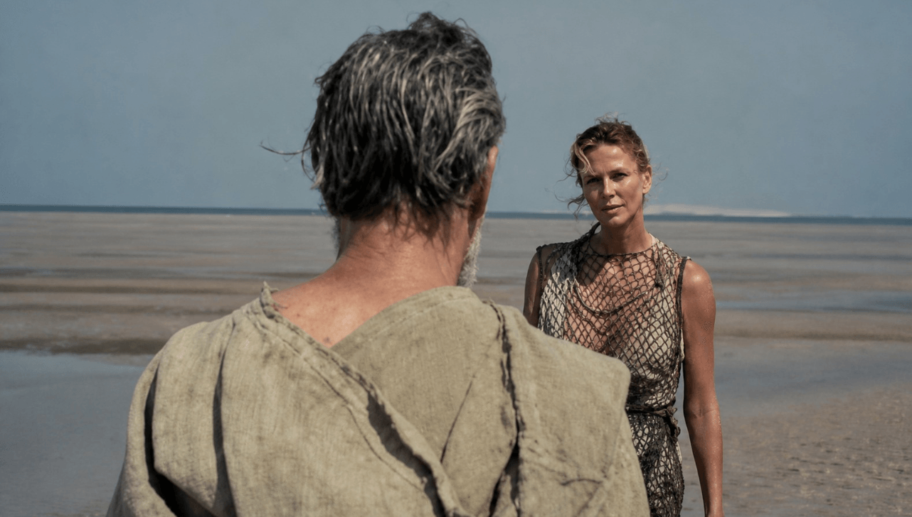 Charlize Theron é Calipso, uma ninfa do mar