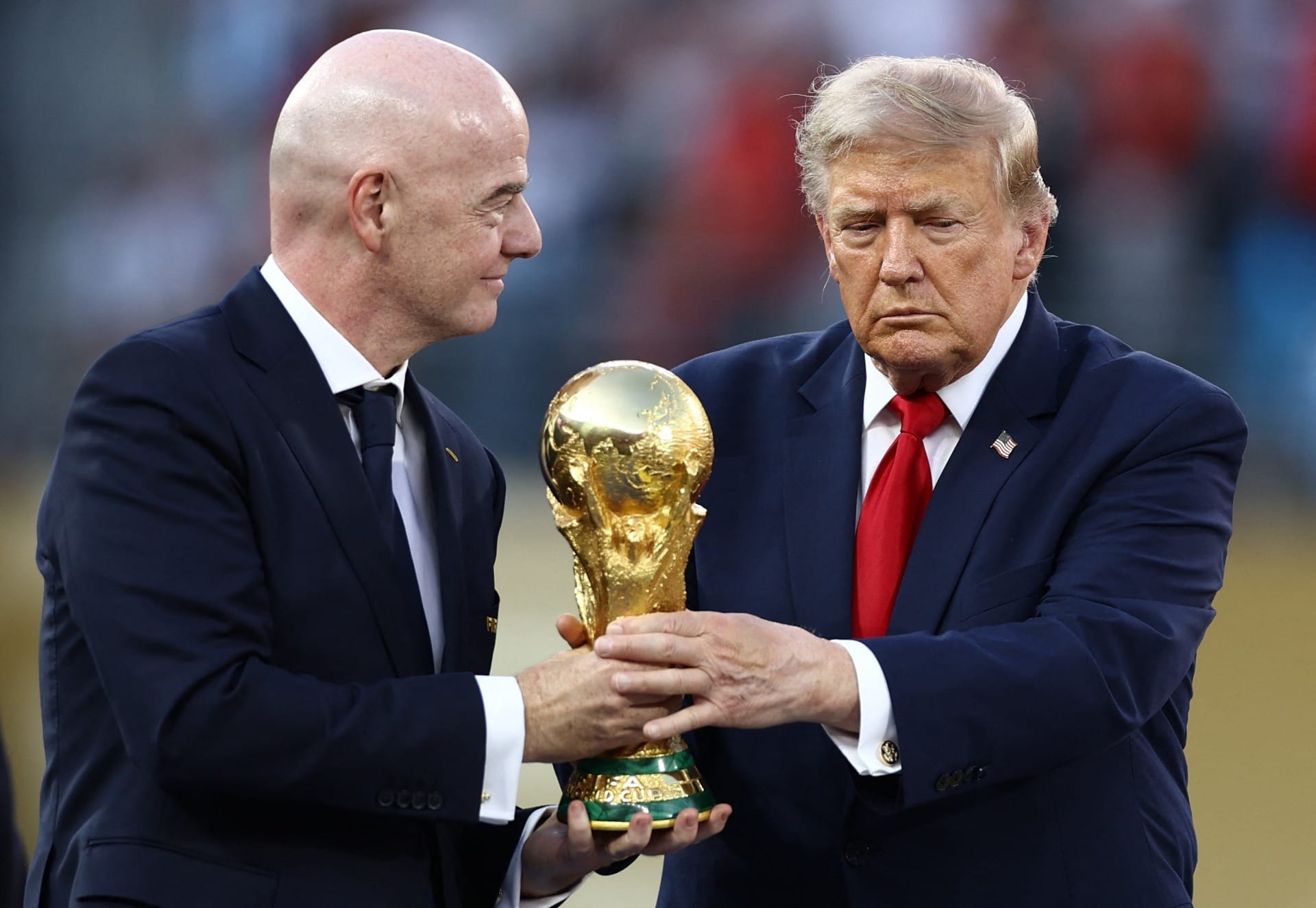 Craque Neto detona Ronaldo Fenômeno por dar taça da Copa a Trump