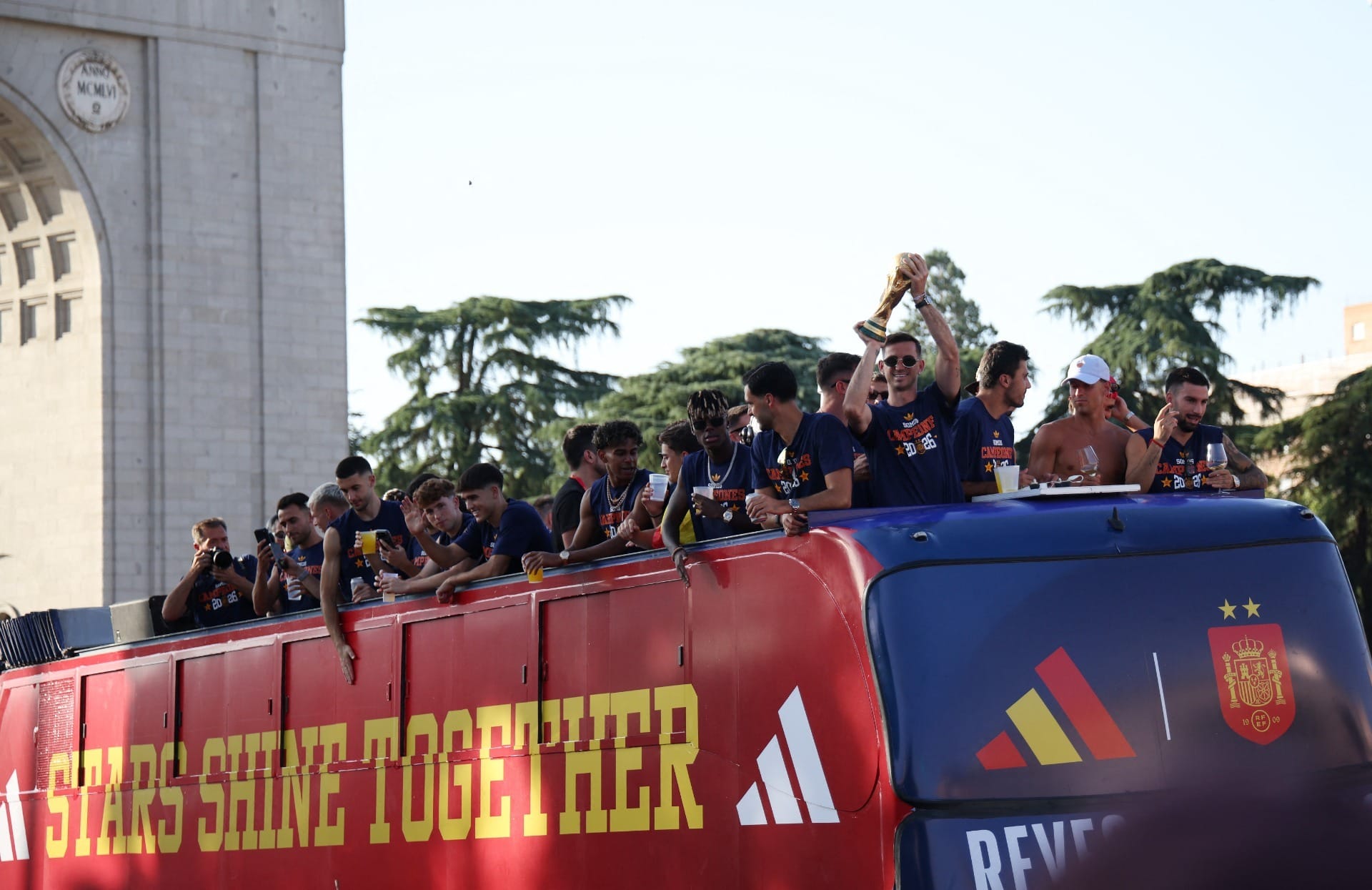 Espanha desfila pelas ruas de Madrid com taça da Copa do Mundo; assista