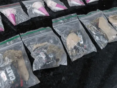 Homem é preso por vender kits de drogas com balas sabor café em Bauru