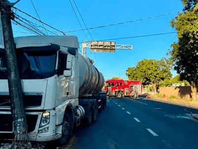 Caminhão se desloca sozinho e bate em poste de energia em Rio Preto