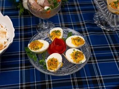 Ovos cremosos com farofa picante | Band Receitas