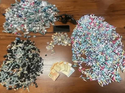 Casal é preso com cerca de 5kg de drogas e arma em Ubatuba