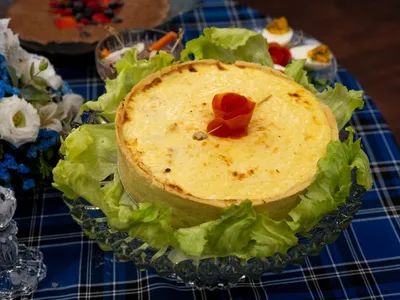 Quiche de queijo decorada com tomates | Band Receitas