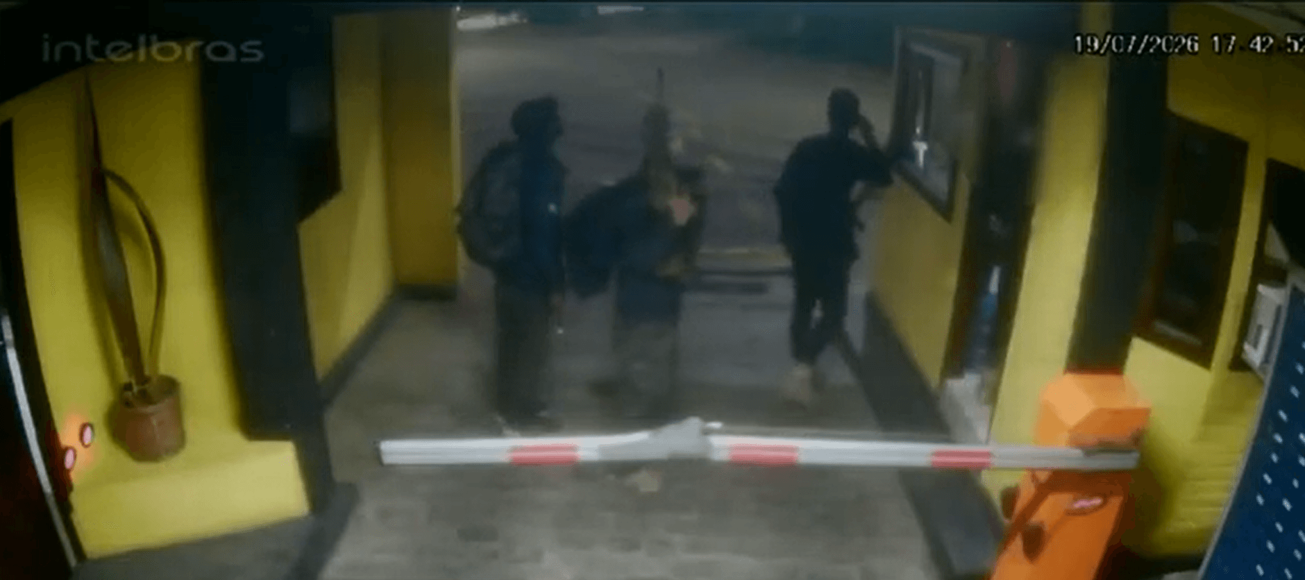 Traficantes com fuzis invadem condomínio em Rio das Pedras, no Rio