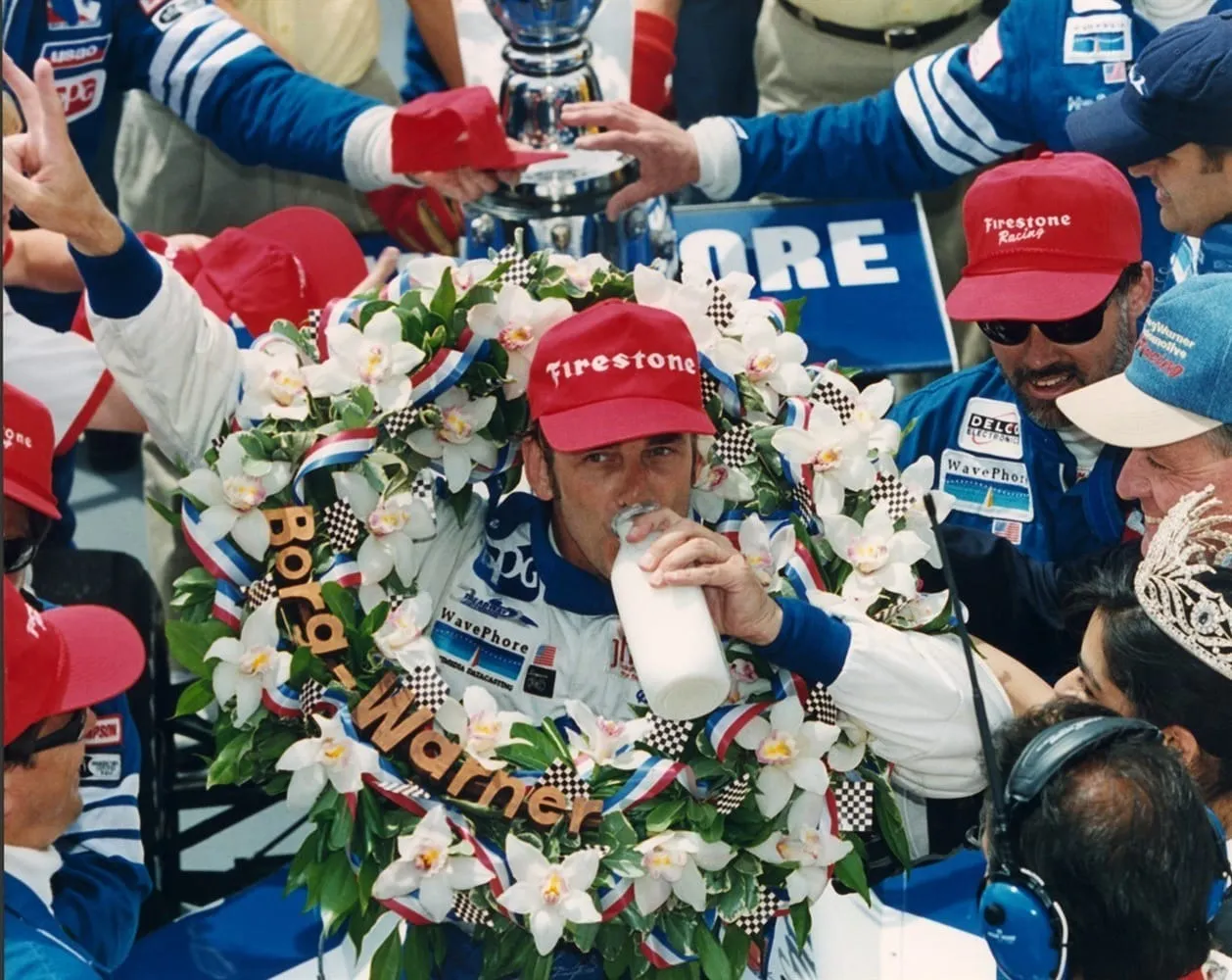 Arie Luyendyk comemora vitória nas 500 Milhas de 1997