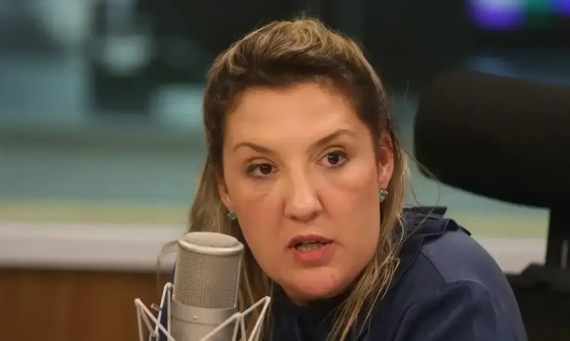 Cotada para vice de Flávio sobre rótulo: "Mulher de direita não é submissa"