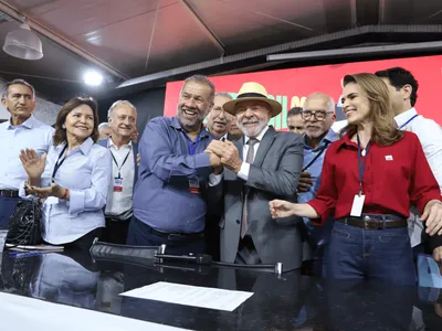 Lula ganha primeiro apoio partidário enquanto direita corre por alianças