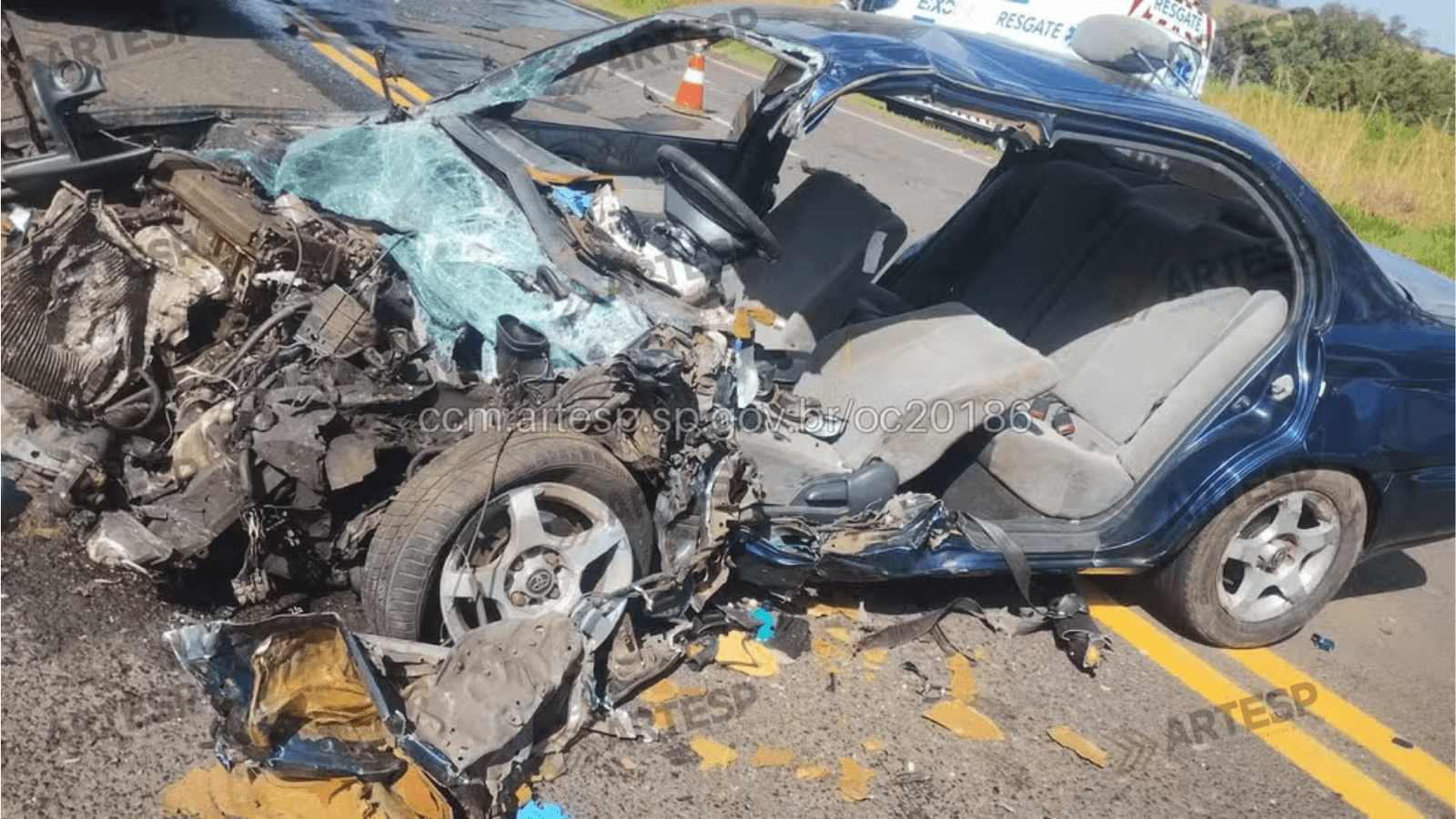 Batida entre carro e carreta deixa duas pessoas feridas em Tupã