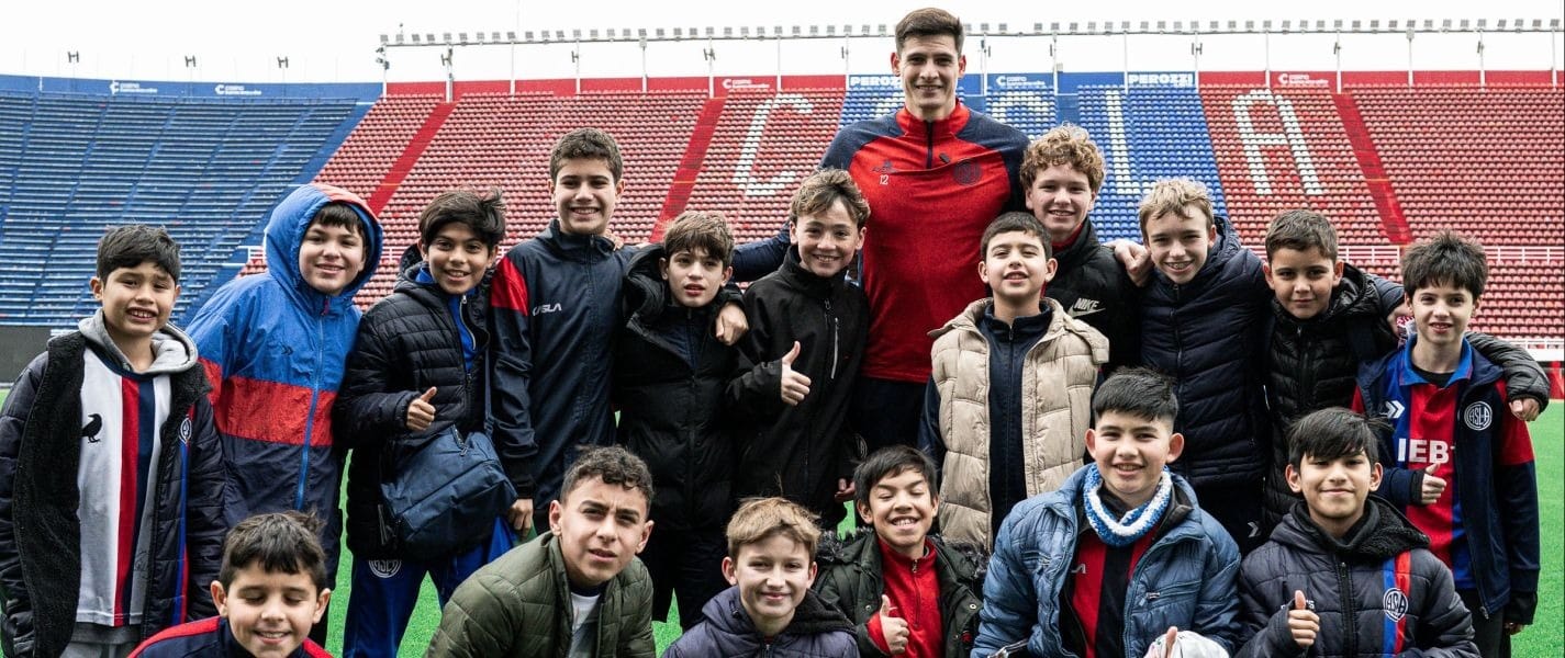 Goleiro do Paraguai retorna ao San Lorenzo e é celebrado por 'fãs mirins'