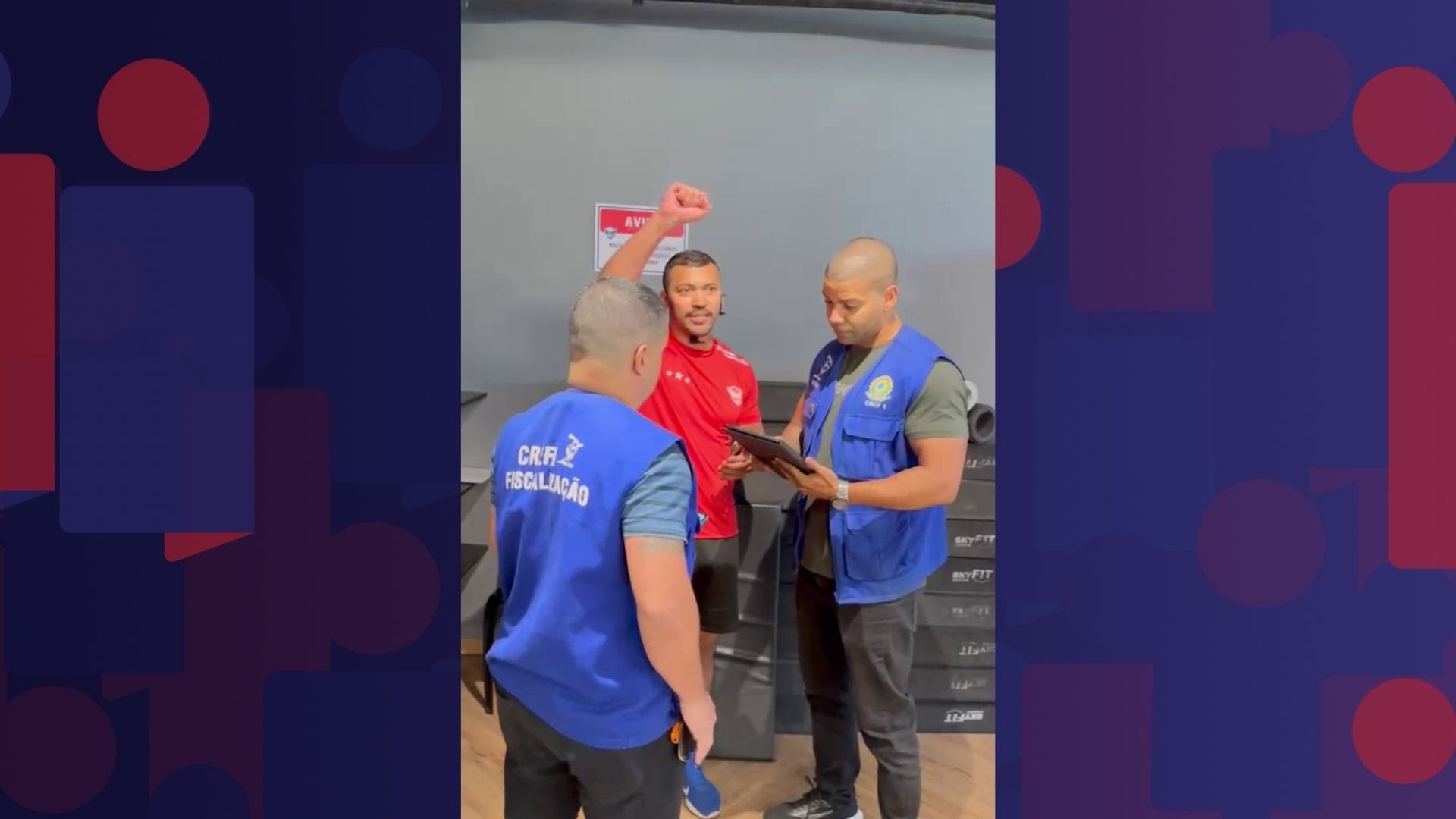 Falso professor de educação física é levado pela polícia durante aula