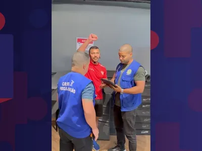 Falso professor de educação física é levado pela polícia durante aula