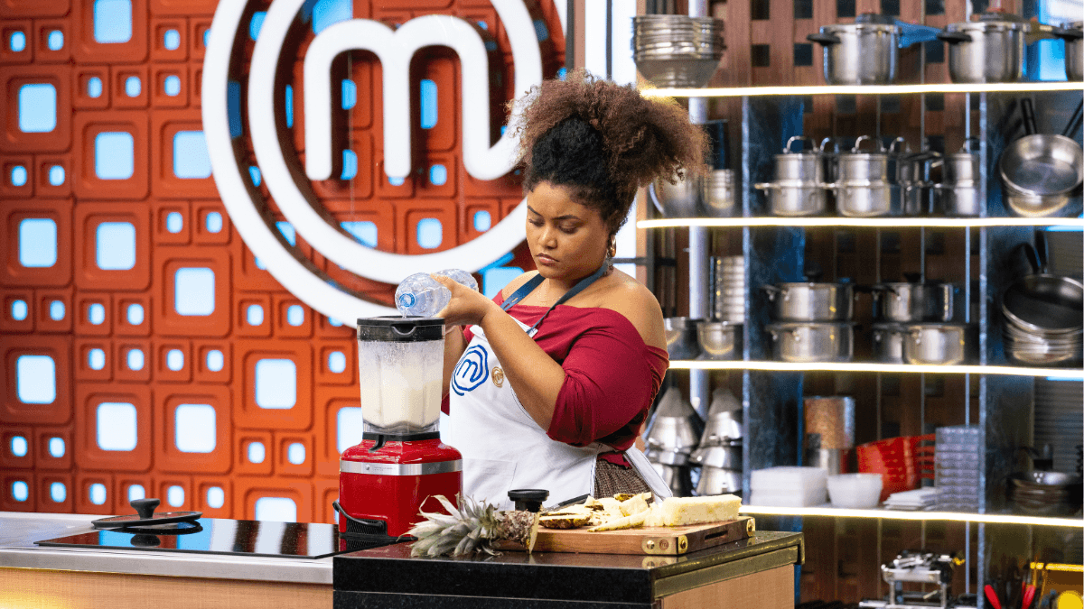 Taís, do MasterChef, reflete sobre racismo e chora ao conhecer Sandra de Sá