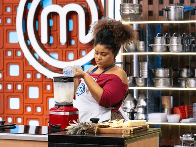 Taís, do MasterChef, reflete sobre racismo e chora ao conhecer Sandra de Sá