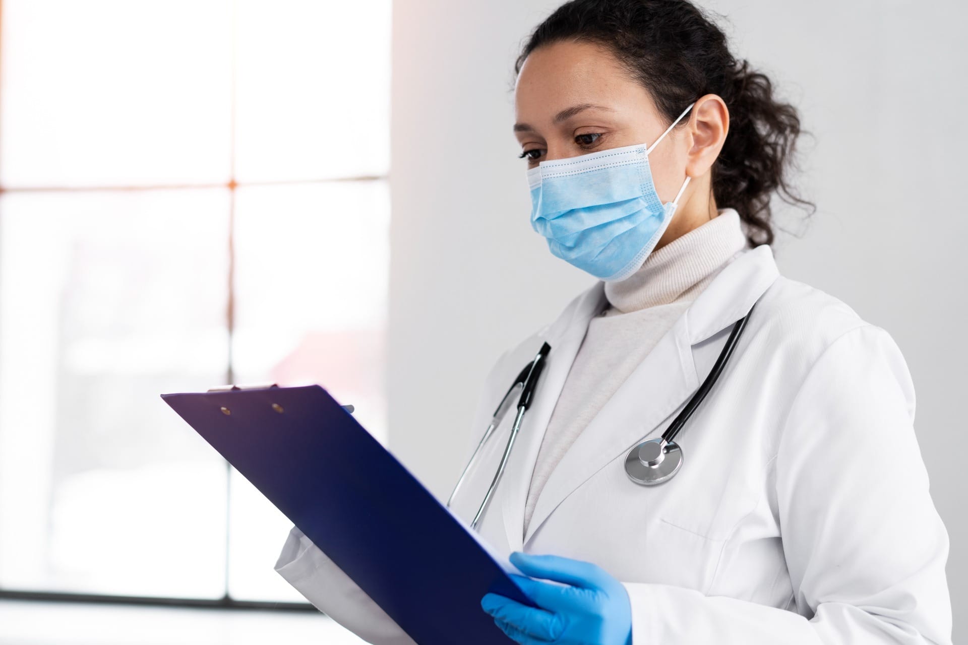 Medicina em SP tem mais mulheres, negros e alunos em faculdades privadas