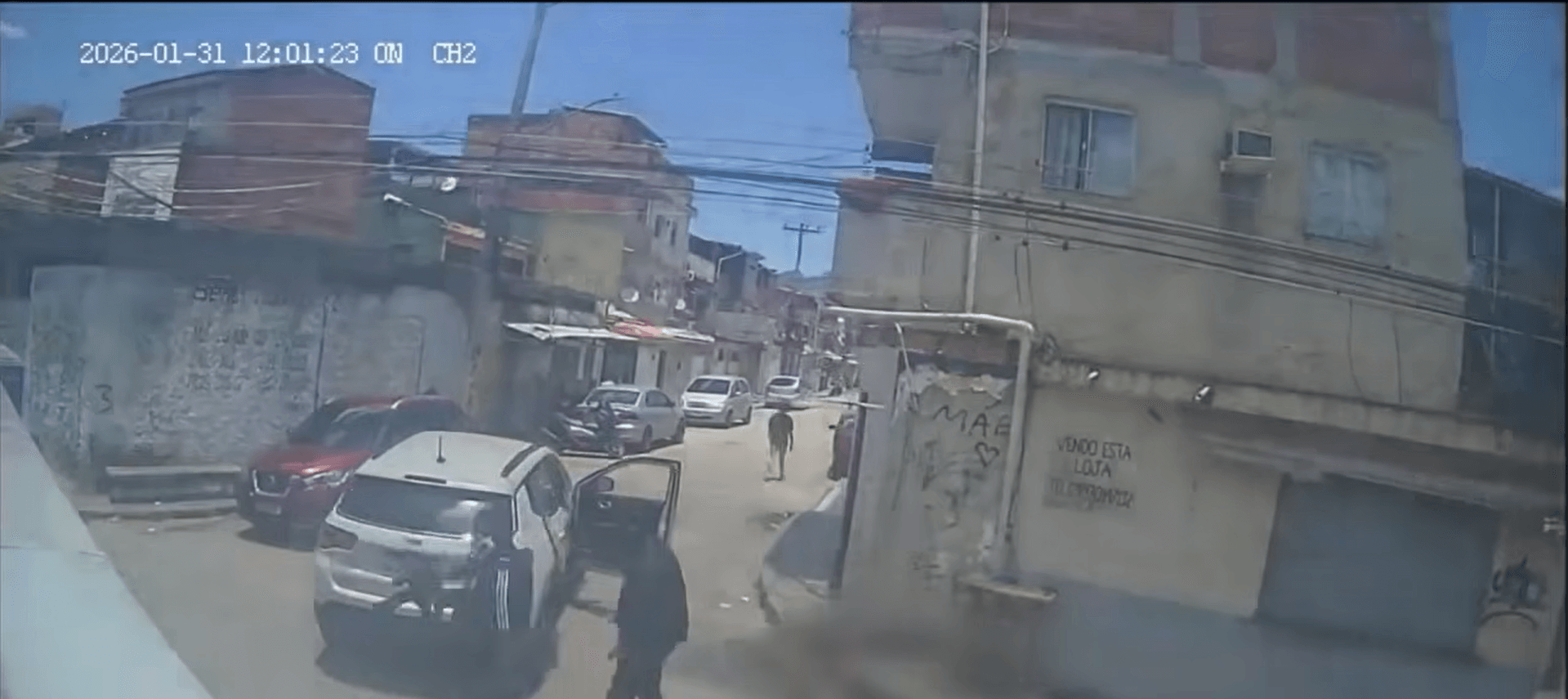 Com fuzis e pistolas, quadrilha rouba carga de remédios para câncer no Rio