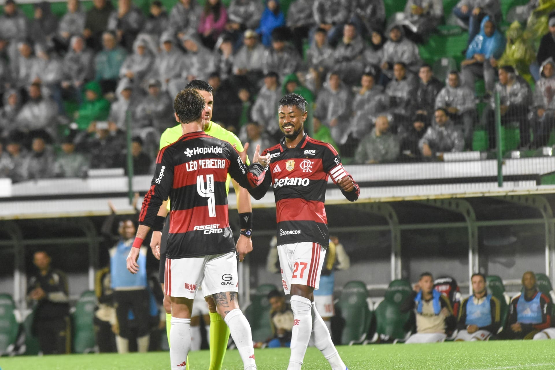 Flamengo goleia a Chapecoense e segue na caça ao líder do Brasileirão