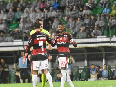 Flamengo goleia a Chapecoense e segue na caça ao líder do Brasileirão