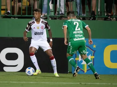 Chapecoense recebe o Flamengo por sobrevida no Brasileirão; veja escalações