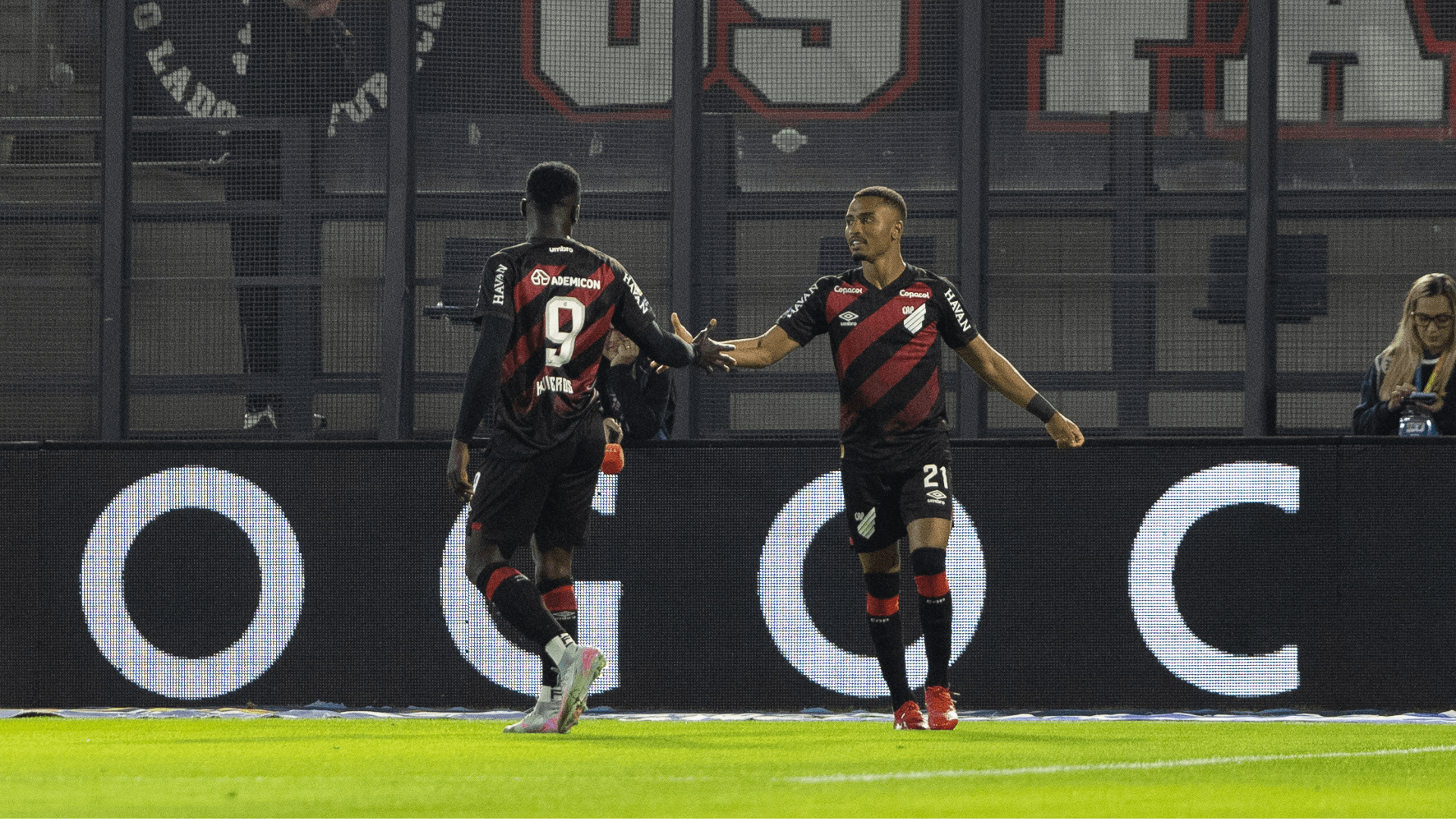 Leozinho brilha, Athletico vira em cinco minutos e bate o São Paulo
