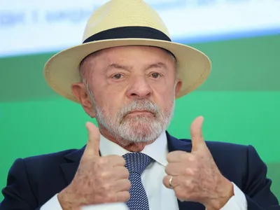 Lula diz que Brasil "tem condições de sair fortalecido da crise" com EUA
