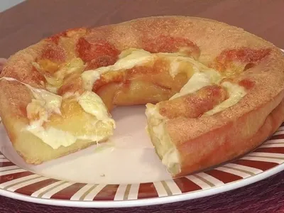 Pão de queijo de liquidificador tem formato de bolo e recheio queijudo
