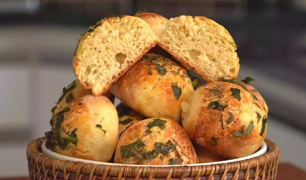 Pão fofinho de cebola pode ser feito no liquidificador; saiba como