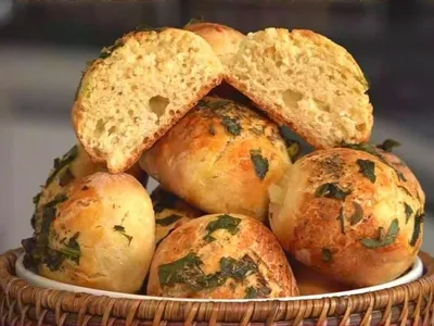 Pão fofinho de cebola pode ser feito no liquidificador; saiba como