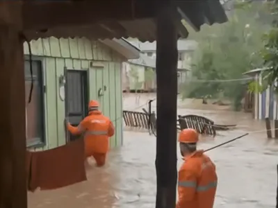 Temporais no RS deixam cidades em alerta; frente fria avança pelo país