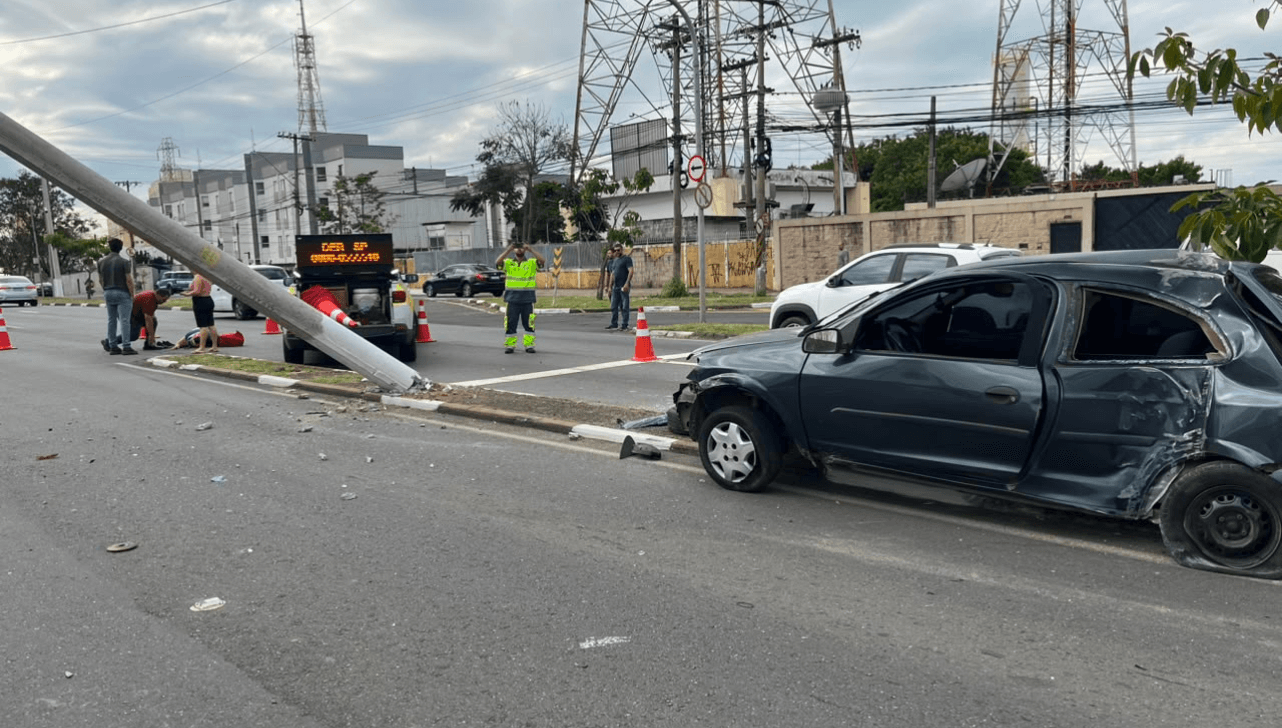 Acidente aconteceu próximo ao local onde dois jovens morreram em um acidente de carro