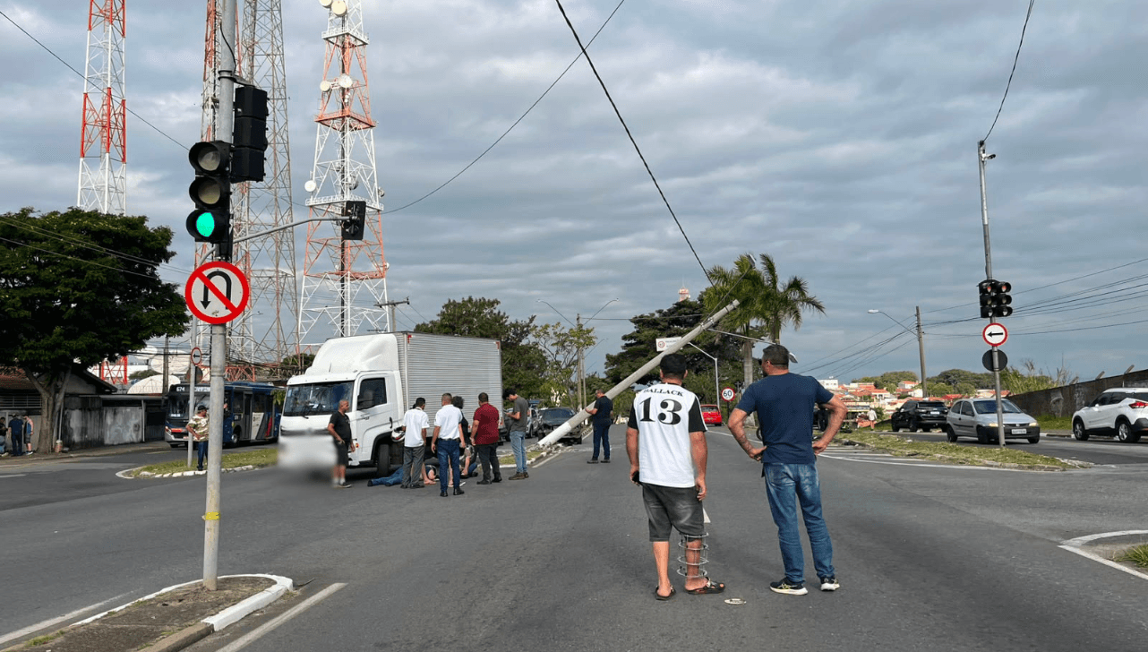 Acidente entre carro e moto causa bloqueio na Rodovia Francisco Von Zuben