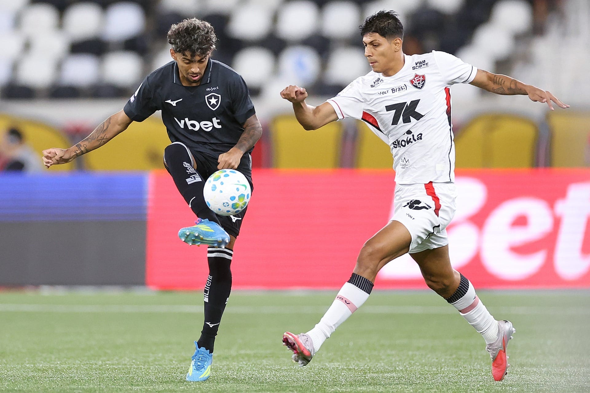 Botafogo e Vitória empatam sem gols, em jogo que define futuro de Danilo