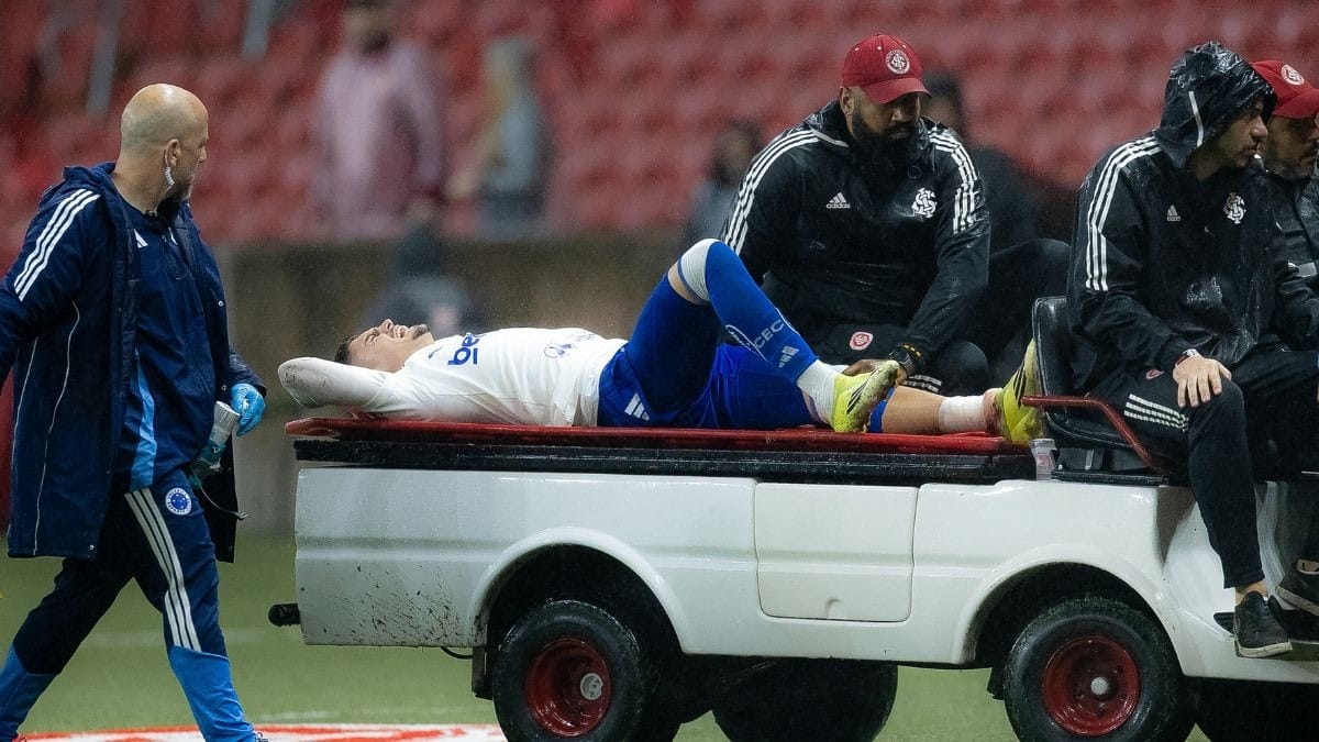 Esportes hoje: lesão, uniformes e gramado polêmico