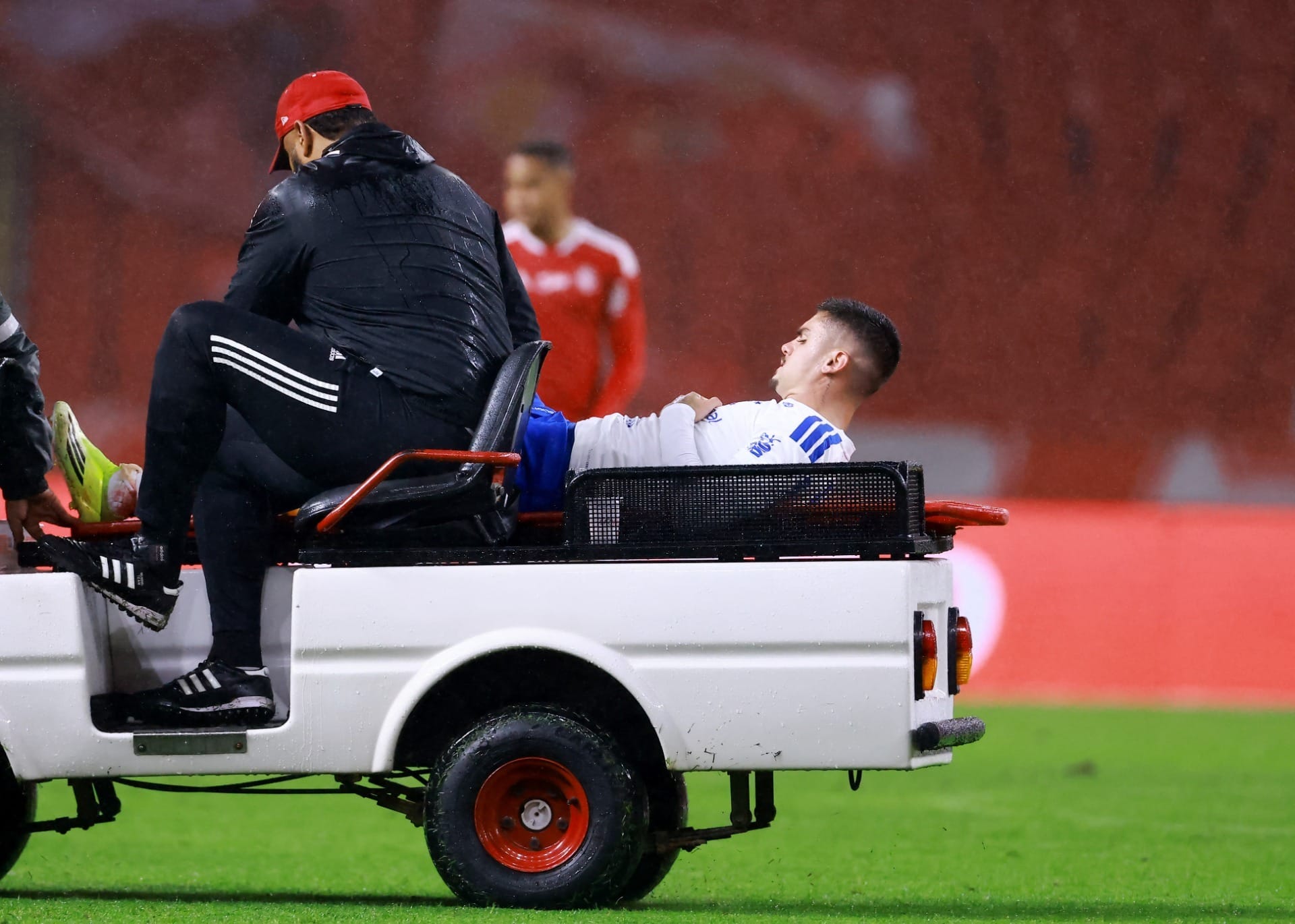 Gabriel Pec se pronuncia após grave lesão em estreia no Cruzeiro; confira