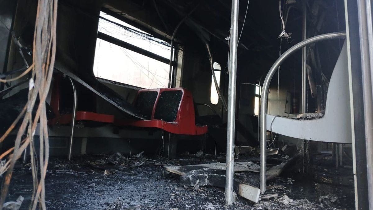 FOTOS: Veja como ficou trem após incêndio que paralisou 3 linhas em SP