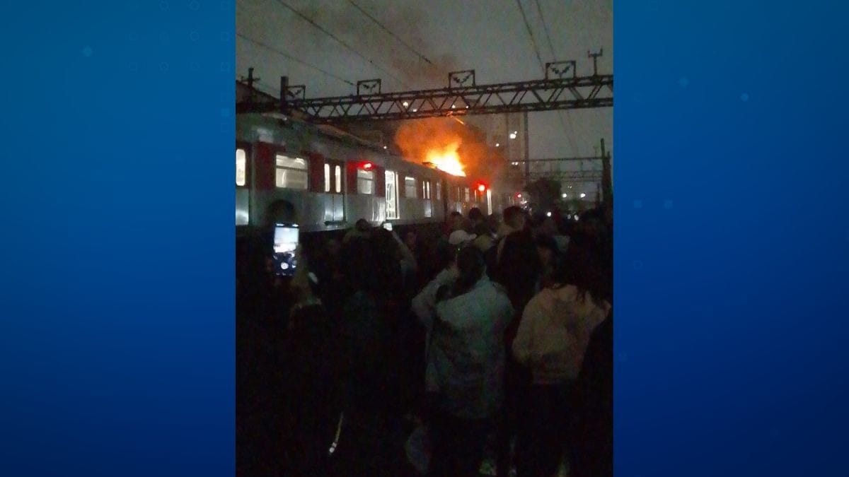 Trem pega fogo em São Paulo e passageiros registram o desespero