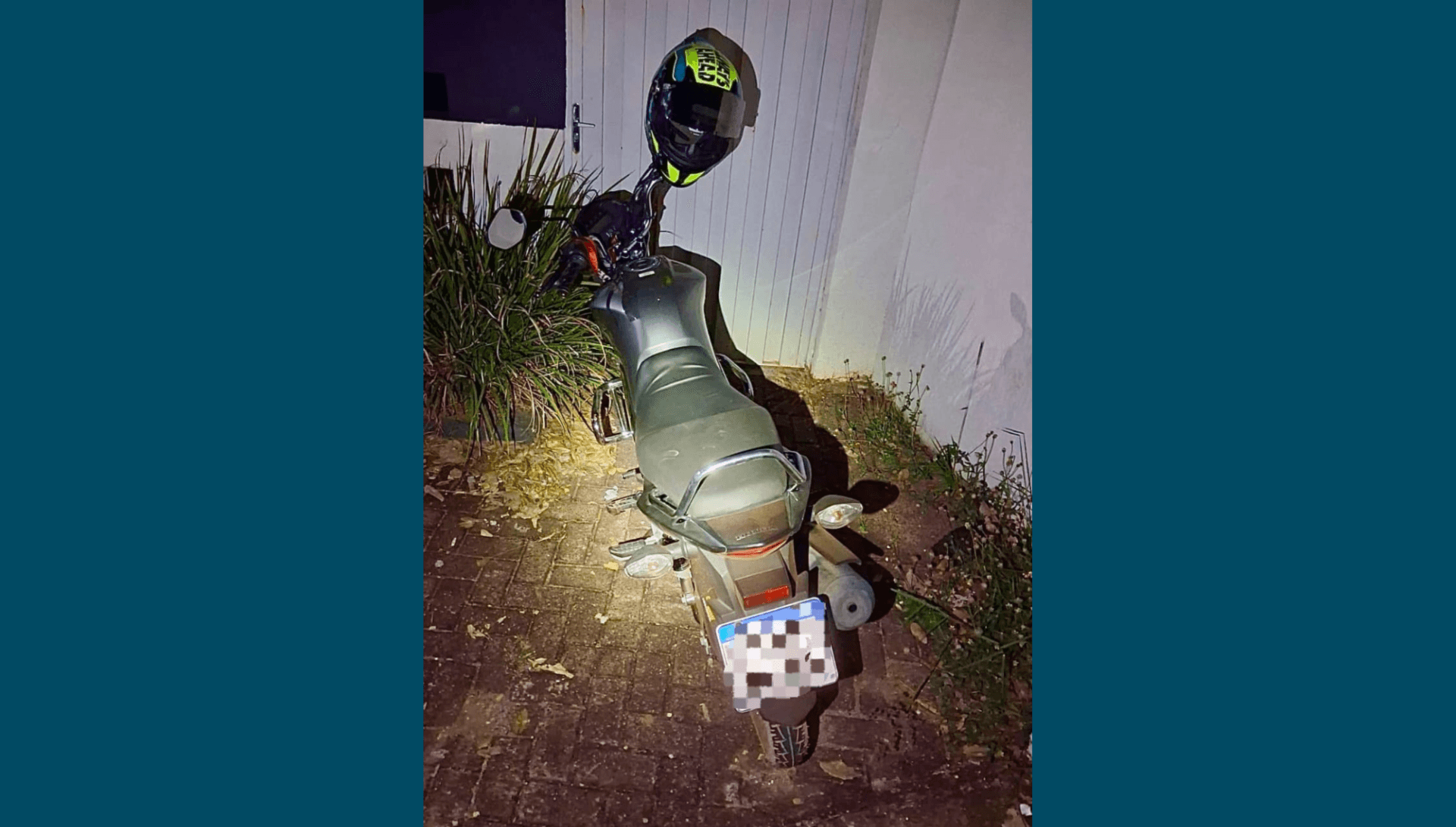 A motocicleta utilizada na entrega dos entorpecentes também foi apreendida