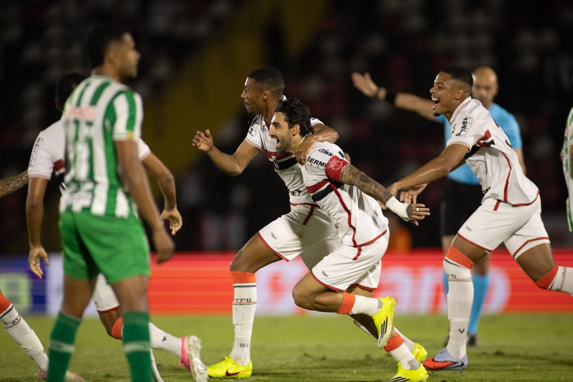 Ex-jogador do Santos marca dois e Botafogo-SP vence Juventude