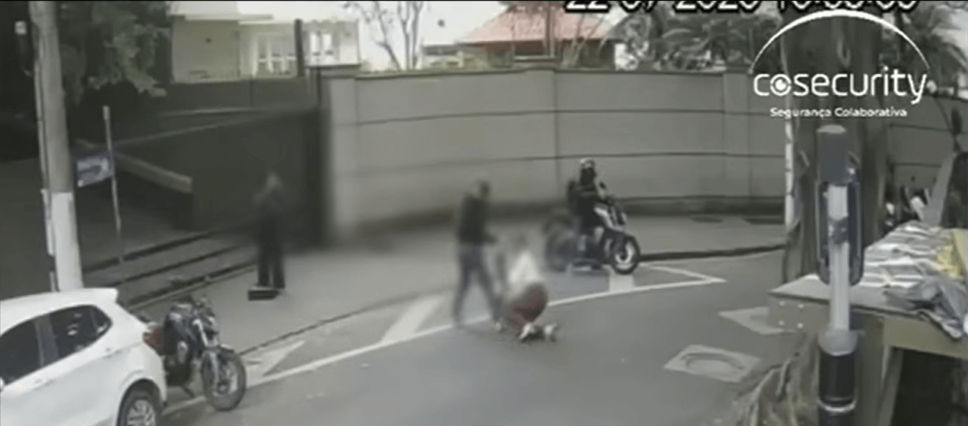 Criminoso em moto arremessa mulher no chão durante assalto na Vila Olímpia