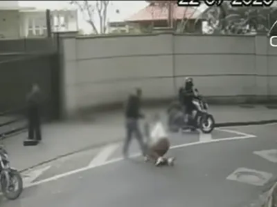 Criminoso em moto arremessa mulher no chão durante assalto na Vila Olímpia