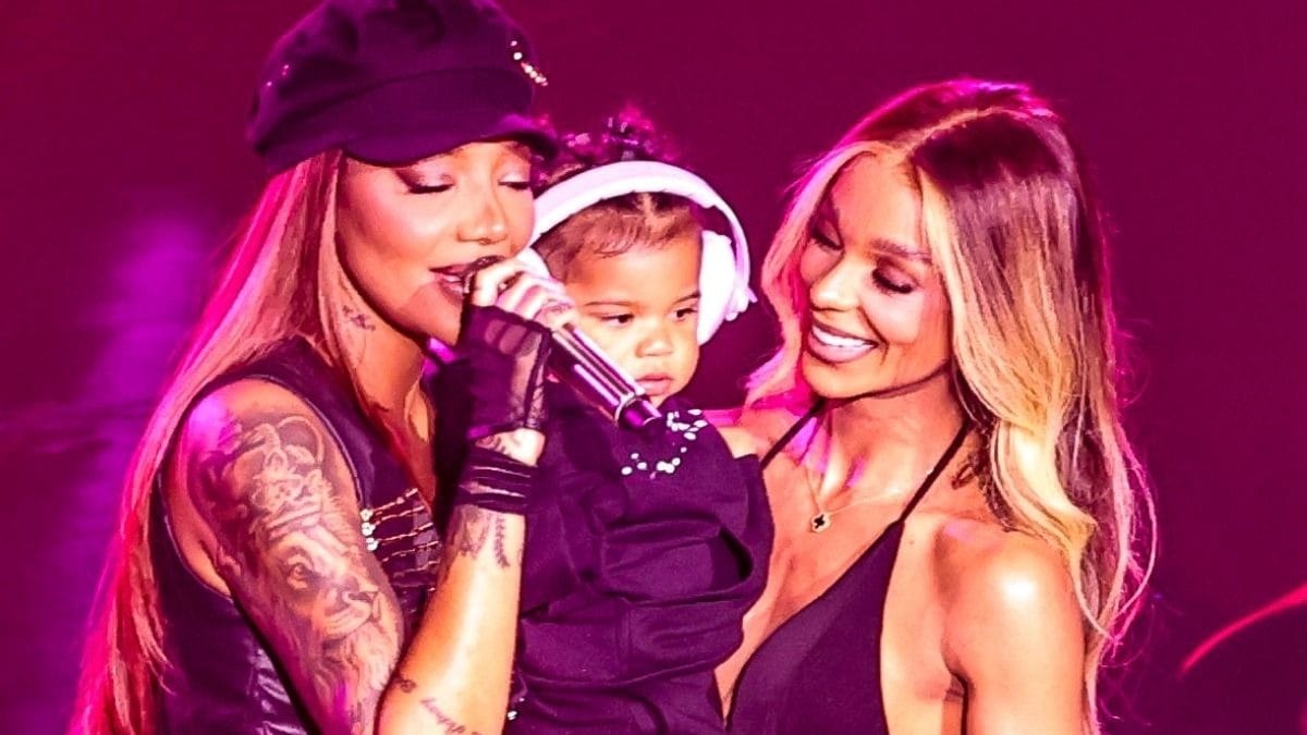 Filha de Ludmilla e Bruna Gonçalves sobe ao palco em show da cantora no RJ