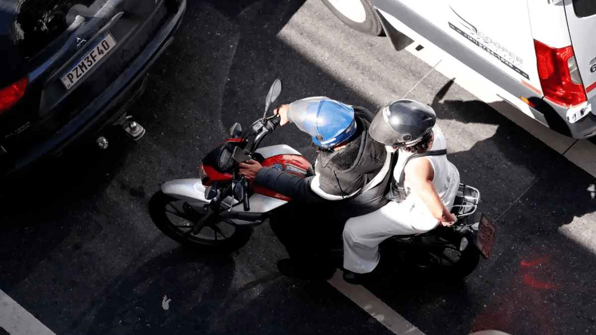 Justiça acata pedido da Prefeitura e suspende mototáxi da Uber em SP
