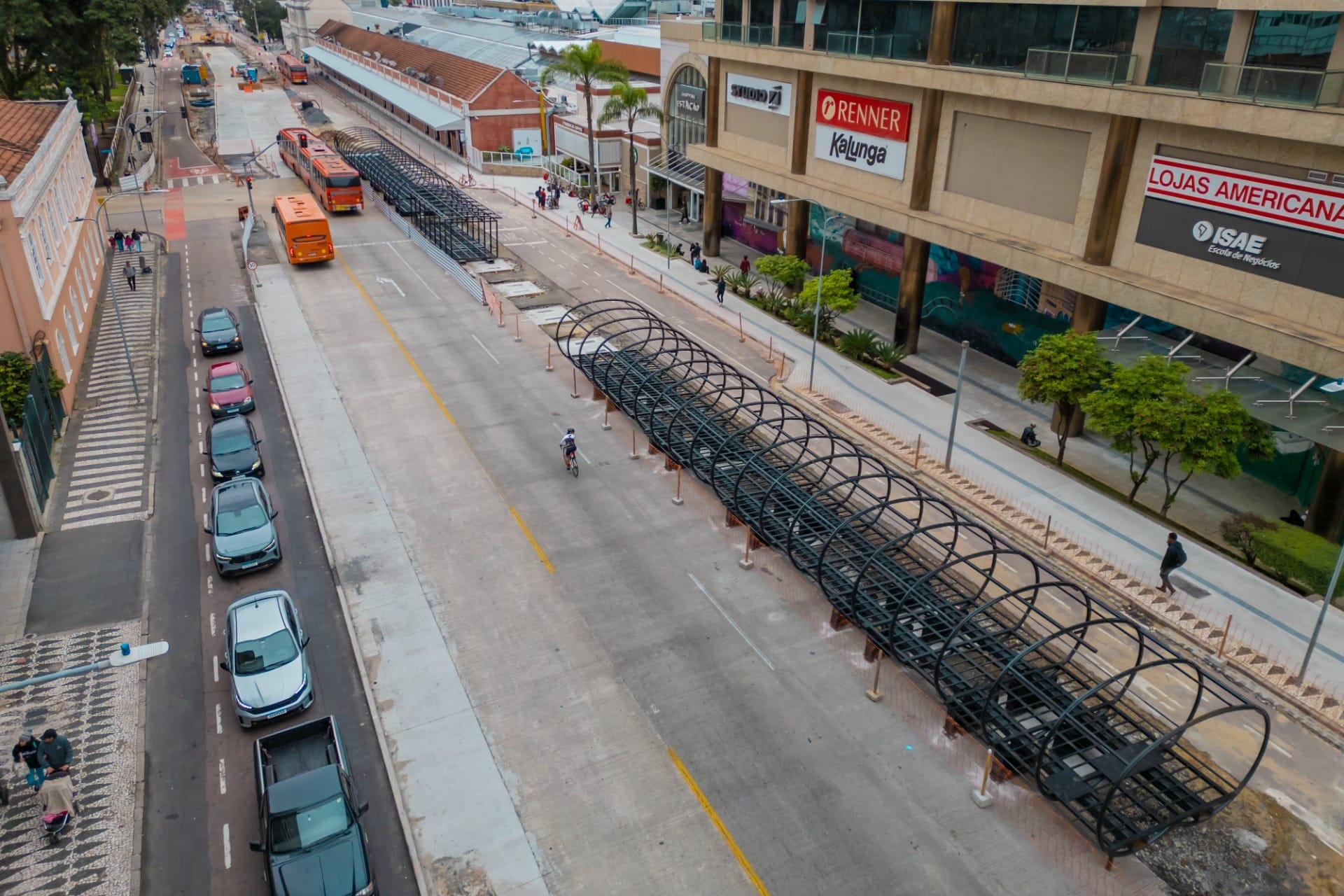Curitiba instala maior estação-tubo em obra do BRT Leste-Oeste
