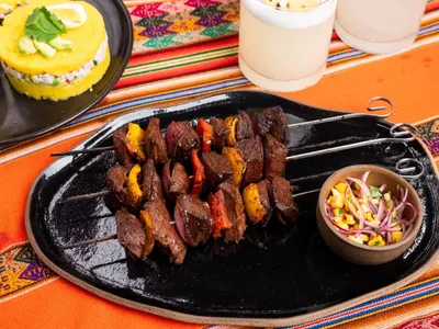 Anticuchos peruanos de coração de boi | Band Receitas